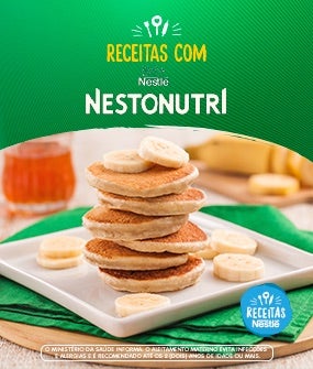 Recipe Banner com fundo verde, ao centro panquecas com banana, e escrita "Receitas com Nestle Nestonutri"  Card Image