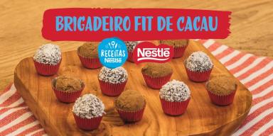 Montagem com a imagem da receita ao centro e acima o título, fundo chapado em vermelho e logo Dois Frades e Receitas Nestlé.