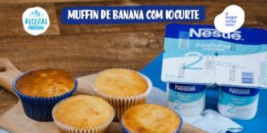 Fotografia de um pote com o muffin e o logo de Receitas Nestlé e Iogurtes.