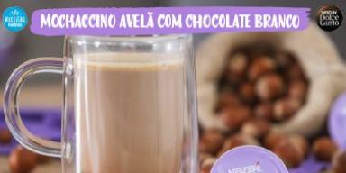 Fotografia de xícara com café e o logo de Receitas Nestlé e Dolce Gusto.
